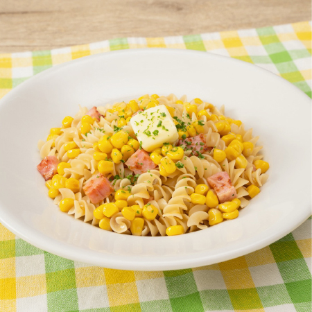 コーンとゴロゴロベーコンのバター醤油パスタ