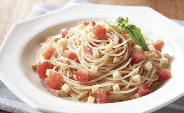 トマトとナッツのさっぱりサラダ風パスタ
