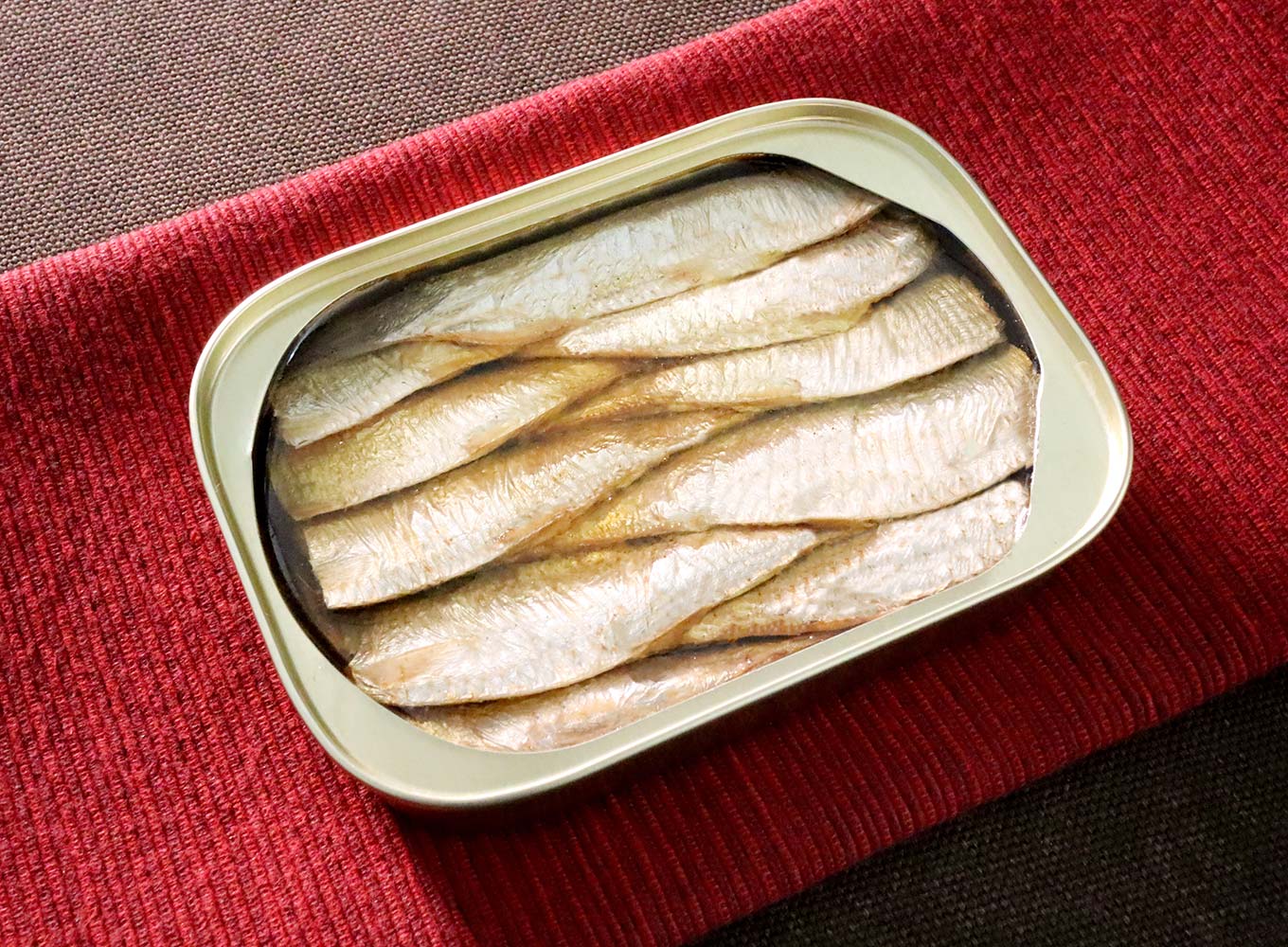 一尾ずつ手詰めする伝統的な製法