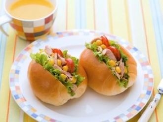シーチキンとコーンのロールパンサンド