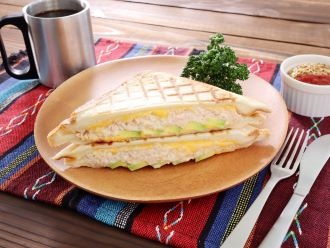 シーチキンとアボカドのホットサンド