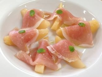 桃と生ハム