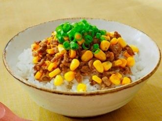 コーン肉そぼろ丼